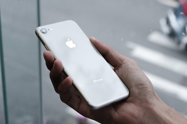 В России упали цены на iPhone 8 до 30 тысяч рублей