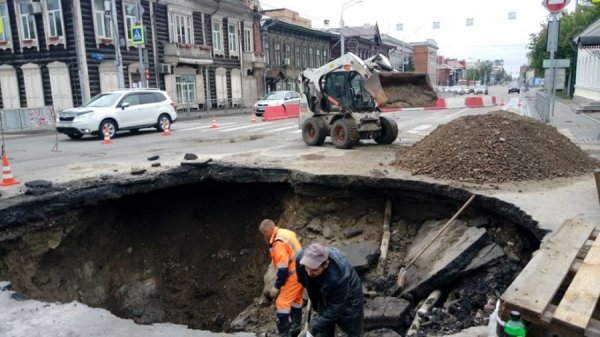 В Красноярске провалился асфальт из-за аварии с водопроводом