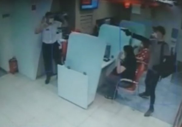 В Воронеже вооружённый мужчина ворвался в отделение банка