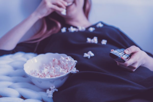 Учёные США: Засыпающие перед телевизором женщины подвержены риску ожирения