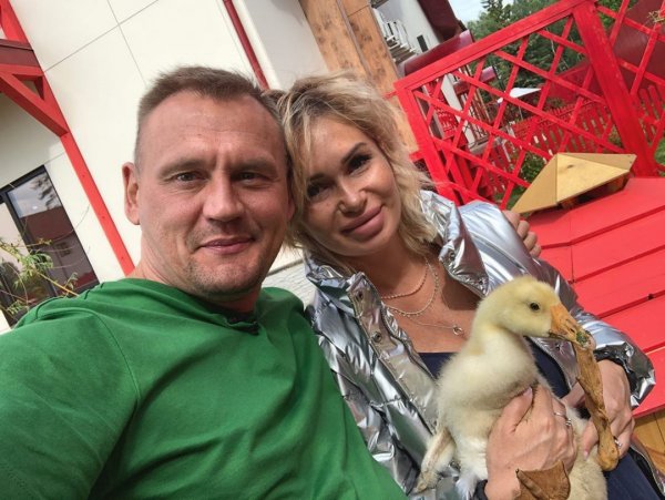 Степан Меньшиков с беременной девушкой подали заявление в ЗАГС