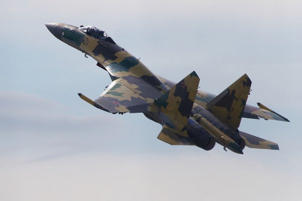 В России провели эксперимент по применению стаи истребителей Су-35