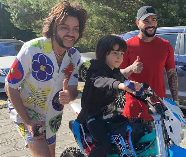 Тимати подарил 8-летнему сыну Филиппа Киркорова люксовый мотоцикл