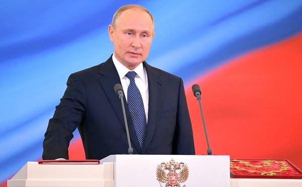 Путин пришел на голосование без маски, потому что верит в санитарные меры