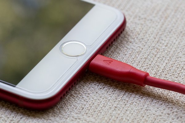 Apple устроила опрос об использовании штатной зарядки iPhone